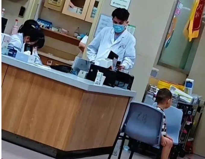 Cậu bé được kiểm tra y tế sau thời gian sống một mình trong nhà. Ảnh: kan.china