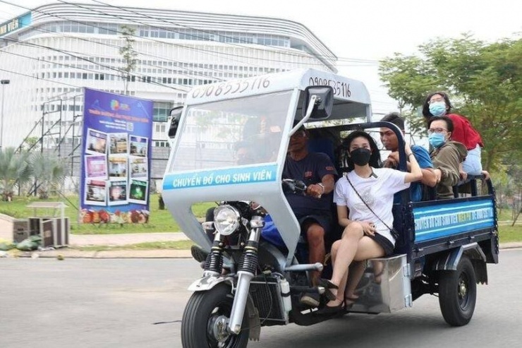 Hình ảnh chú Minh và các bạn sinh viên trên chiếc xe ba gác miễn phí. - Ảnh: Hội những người ở ký túc xá khu B - KTX ĐHQG TP.HCM