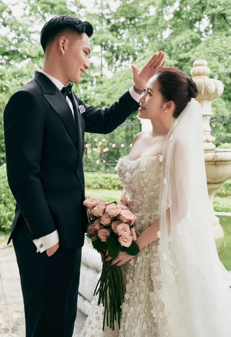 1758683740-download-2025-09-24t-317-7888-9053-9289-width1200height1748 Thủ môn Trịnh Xuân Hoàng cưới 'chị đẹp' tiếp viên hàng không - 3