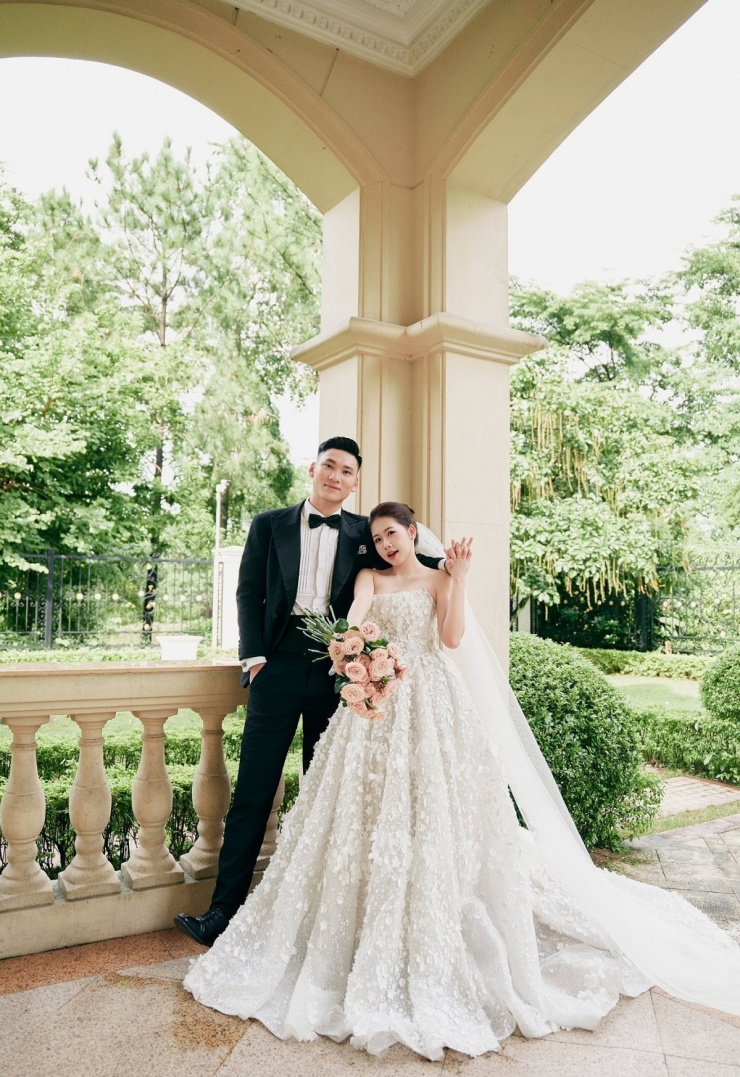 1758683740-download-2025-09-24t-862-7721-8990-9289-width1200height1746 Thủ môn Trịnh Xuân Hoàng cưới 'chị đẹp' tiếp viên hàng không - 2