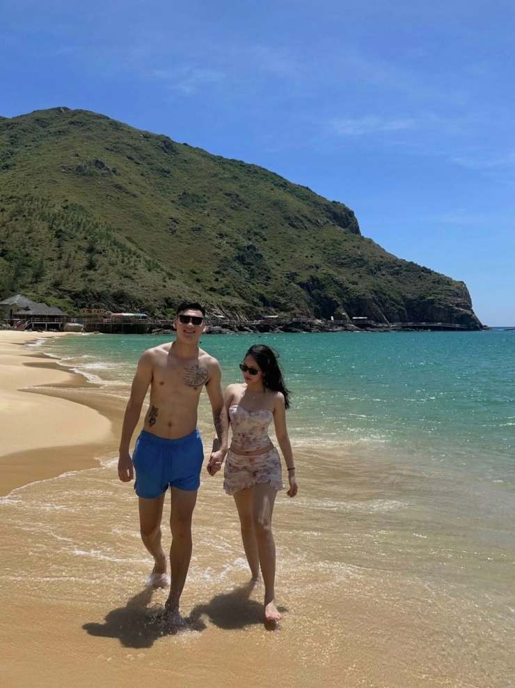 1758683741-download-2025-09-24t-7353-width1200height1600 Thủ môn Trịnh Xuân Hoàng cưới 'chị đẹp' tiếp viên hàng không - 6