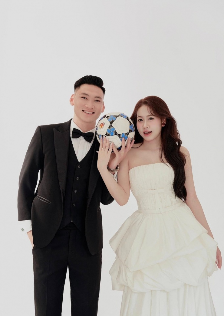 1758683741-download-2025-09-24t-7355-9081-9289-width1200height1694 Thủ môn Trịnh Xuân Hoàng cưới 'chị đẹp' tiếp viên hàng không - 4