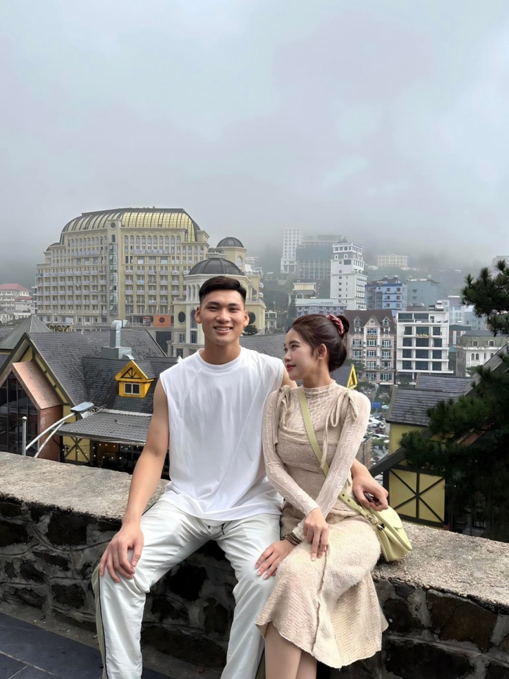 1758683742-download-2025-09-24t-8268-width1200height1600 Thủ môn Trịnh Xuân Hoàng cưới 'chị đẹp' tiếp viên hàng không - 8