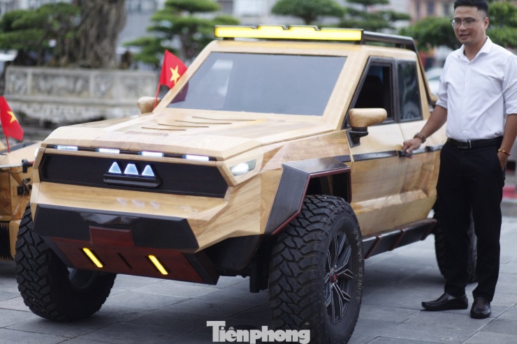 Nhiều người chụp ảnh kỷ niệm với những chiếc xe ô tô bằng gỗ. Ảnh: Nguyễn Thắng