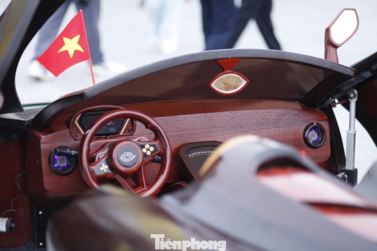 Anh Đạo cho biết, những chiếc xe ô tô và mô tô bằng gỗ của anh được gắn động cơ có thể di chuyển khoảng 30 km. Ảnh: Nguyễn Thắng