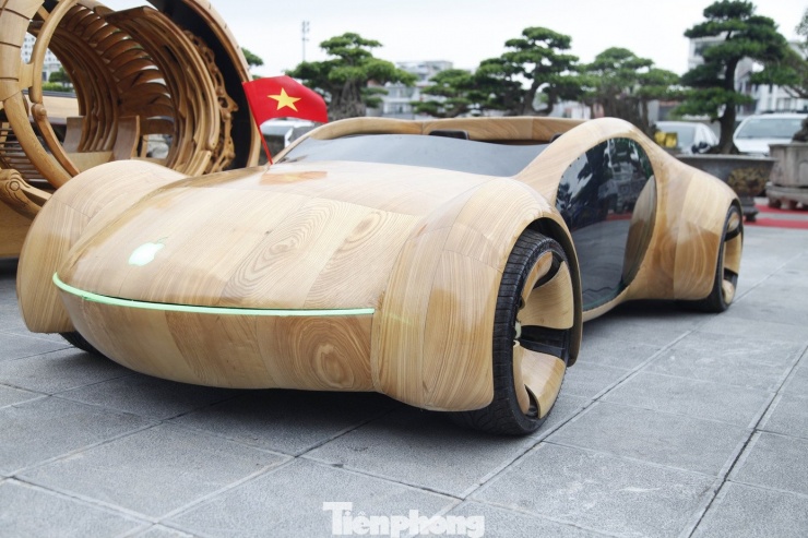 Anh Đạo chia sẻ, anh có ý tưởng làm những chiếc xe ô tô và mô tô bằng gỗ từ thời điểm bùng phát dịch COVID-19. Lúc đó, anh có thời gian và xưởng mộc nên làm xe ô tô bằng gỗ cho con chơi. Ảnh: Nguyễn Thắng