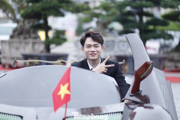 Nhạc sĩ, ca sỹ Tuấn Cry thích thú trải nghiệm đi xe ô tô bằng gỗ. Ảnh: Nguyễn Thắng