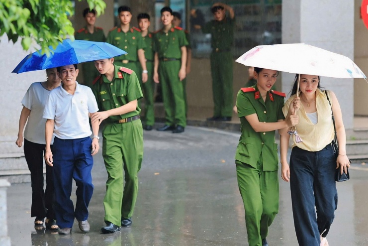 Lực lượng tình nguyện viên hỗ trợ tân sinh viên và người nhà trong ngày đầu nhập học.