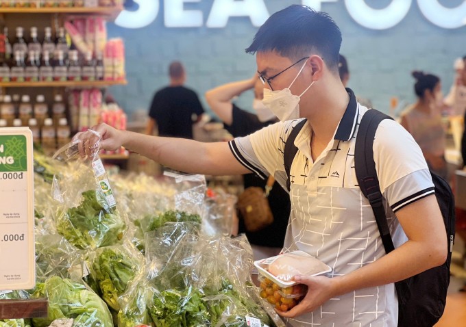 1759118128-z9-541f0130c60a155-2423-5311-4248-width680height478 Người dân đi siêu thị mua thực phẩm, tháng 9/2024 Ảnh: Hoàng Phương