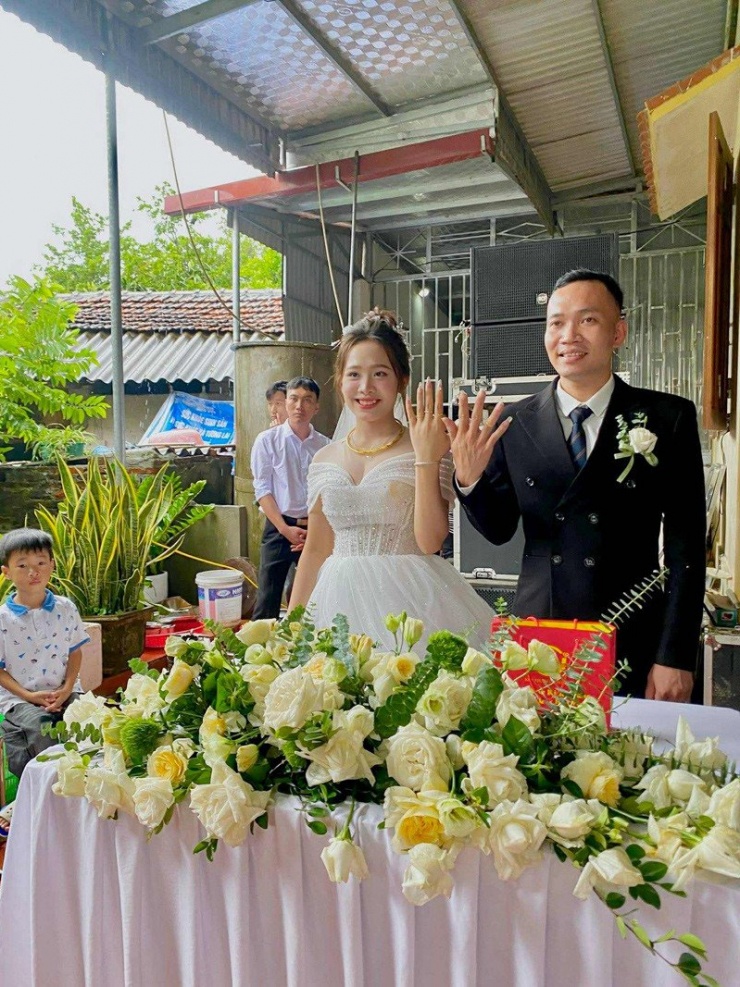 1759148349-anh-2-2879-width800height1067 Cô dâu, chú rể làm lễ cưới bên trong sân nhà thay vì tại rạp cưới dựng bên ngoài như dự kiến. Ảnh: NVCC