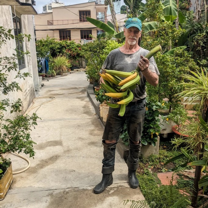 Ông Jefferson Saunders ở vườn nhà thuộc phường Bình Thạnh, TP HCM, tháng 8/2025. Ảnh: Nhân vật cung cấp