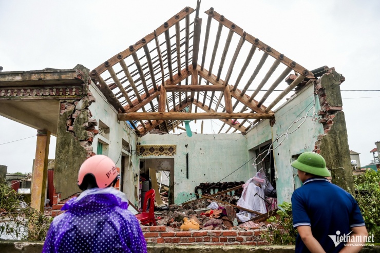 Sau lốc xoáy kinh hoàng ở Ninh Bình, thắt lòng 3 con thơ côi cút bên linh cữu mẹ - 2