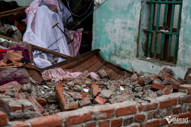 Sau lốc xoáy kinh hoàng ở Ninh Bình, thắt lòng 3 con thơ côi cút bên linh cữu mẹ - 3