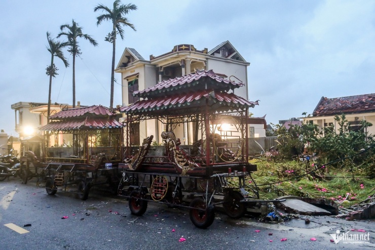 Sau lốc xoáy kinh hoàng ở Ninh Bình, thắt lòng 3 con thơ côi cút bên linh cữu mẹ - 8