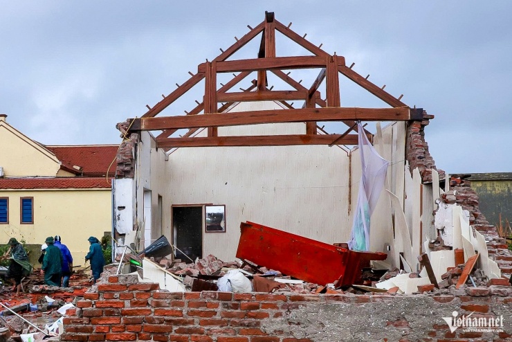 Sau lốc xoáy kinh hoàng ở Ninh Bình, thắt lòng 3 con thơ côi cút bên linh cữu mẹ - 7