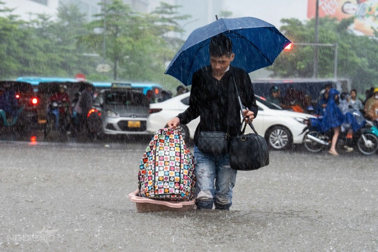 Ngày vật lộn trong mưa ngập của người Hà Nội - 9
