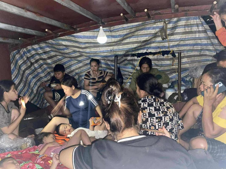 Người dân bị mắc kẹt trong lũ do nước ngập nhà. Ảnh: CTV