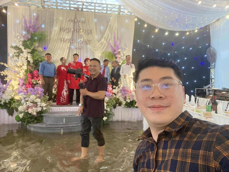 Bên trong rạp cưới nhà gái cũng bị ngập 