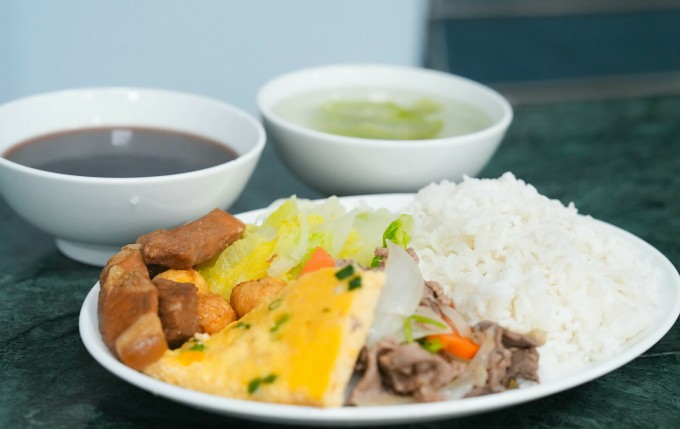 1759294466-22-0590-171-9257-6157-2860-width680height429 Suất ăn với đầy đủ thịt, rau, trứng cho các em học sinh ở lại trường. Ảnh: Nhà trường cung cấp