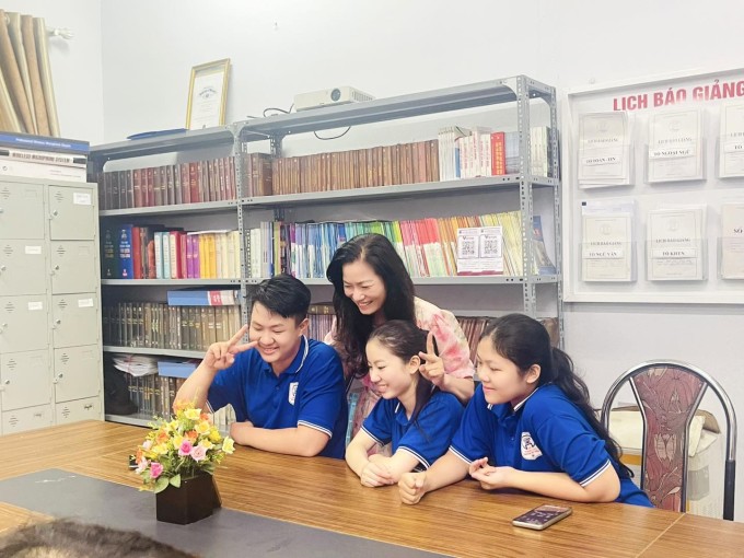 1759294467-265-4-7103-5001-1994-width680height510 Cô và trò trường Nguyễn Tất Thành gọi điện thông báo tình hình ở trường để phụ huynh yên tâm, tối 30/9.