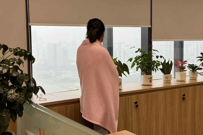 Bà mẹ lo lắng cho con cái, gia đình khi phải qua đêm ở công ty 