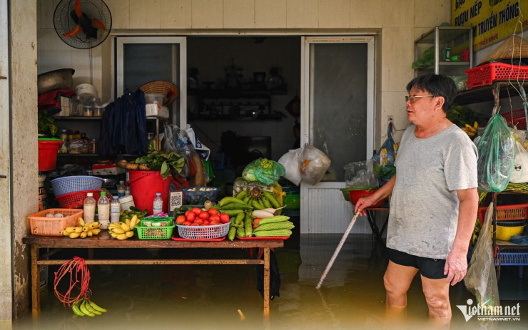 Gia đình Hà Nội ngập 12 lần trong năm, lo sợ 'trận lụt ám ảnh năm 2008 trở lại' - 1