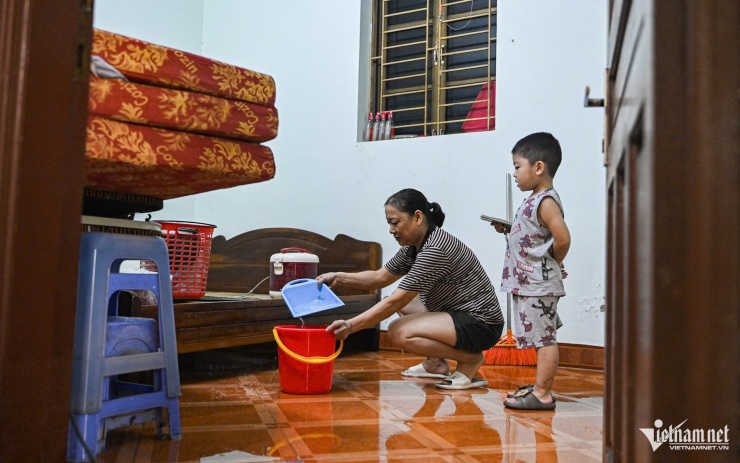 Nước tràn cả vào phòng ngủ của gia đình. Ảnh: Huy Nguyễn