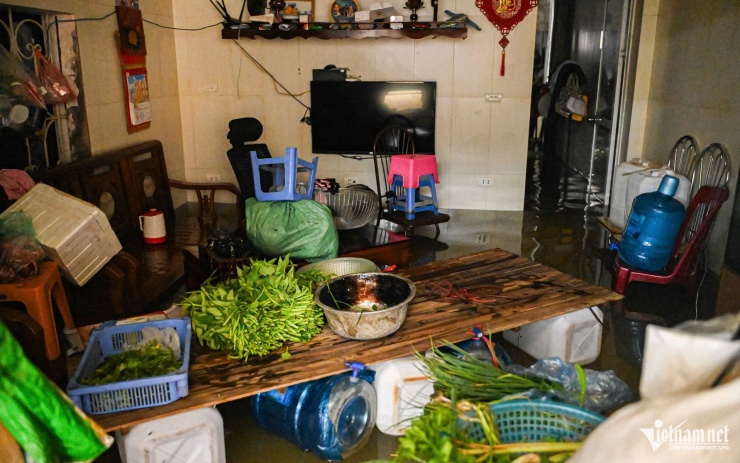 Chiếc bè tự chế của ông Dũng để đi đón cháu trong ngày mưa ngập lụt. Ảnh: Huy Nguyễn