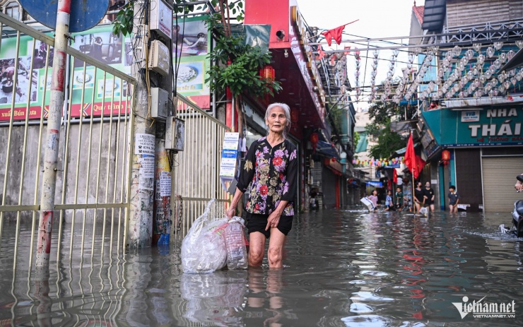 1759370029-w-ngap-phu-do-ha-noi-13jpg-377-width1920height1200 Bà Ngọt chưa bao giờ chứng kiến trận ngập lớn như thế này tại Phú Đô. Ảnh: Huy Nguyễn