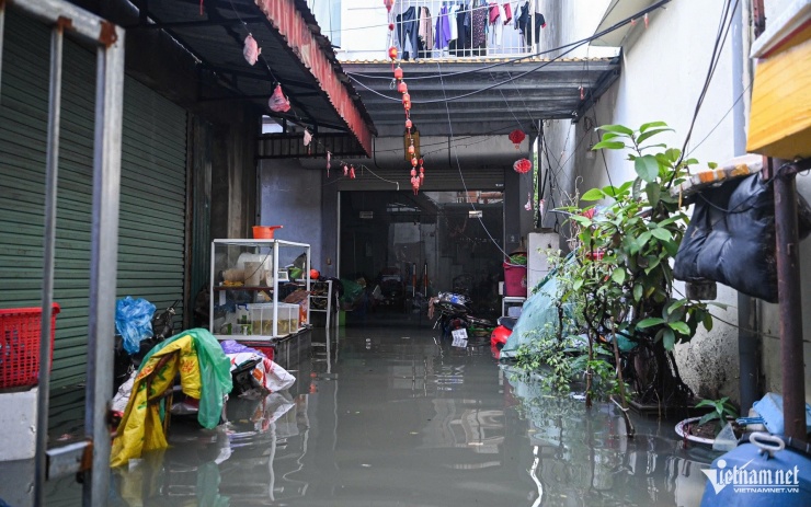 1759370029-w-z6-3613aed94d88950d15d1af271e-378-width1920height1200 Nước dâng gần 1m trong sân và nhà chị T. Ảnh: Huy Nguyễn