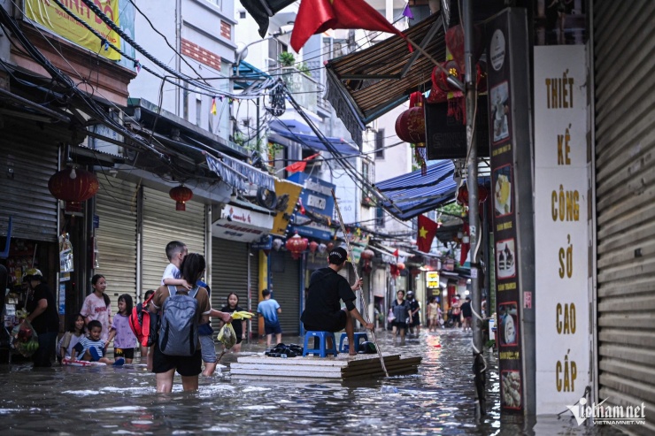 1759370030-w-ngap-phu-do-ha-noi-12jpg-383-width1920height1278 Nhiều người dân