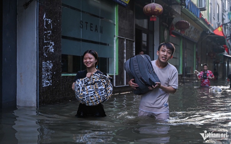 1759370030-w-z2-1fb0c07dd952f9519ef24410cbe64928-382-width1920height1200 Anh em Long và Linh rời khỏi căn nhà trọ và khu phố ngập, đi ở nhờ. Ảnh: Huy Nguyễn