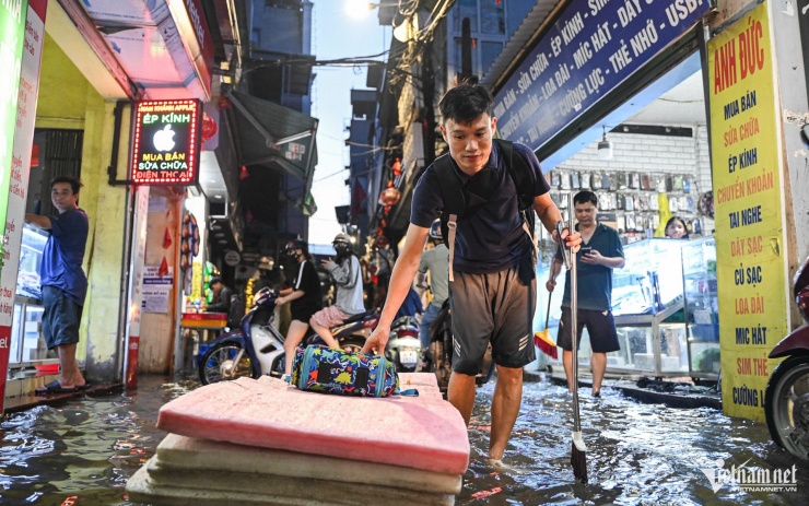 1759370031-w-ngap-phu-do-ha-noi-18jpg-387-width1920height1200 Anh Mạnh mất gần 30 phút để di chuyển khỏi quãng đường chỉ 200m. Ảnh: Huy Nguyễn