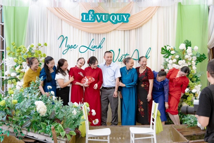 1759378157-dam-cuoi-thanh-hoa5-1414-width1920height1280 Trong cảnh ngập lụt, gia đình cô dâu vẫn vui vẻ, lạc quan