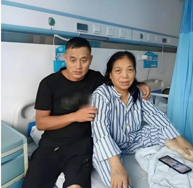 1759543299-giupnguoi-2-2538-width954height931 Ông Trần mong vợ sớm khỏi bệnh. Ảnh: QQ