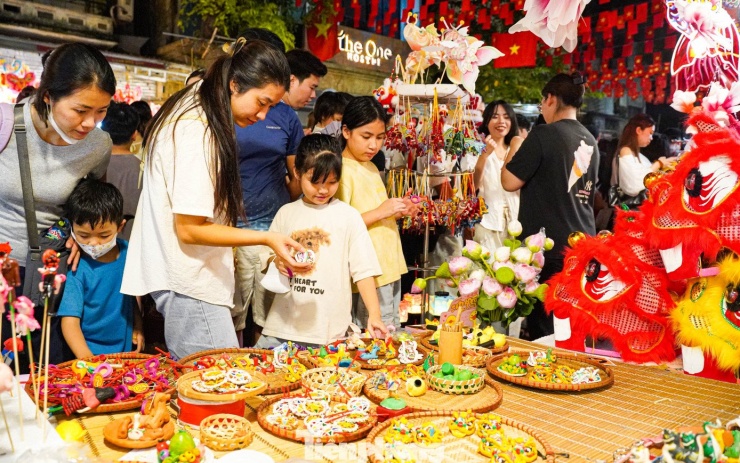 Các gian hàng bán đồ chơi truyền thống thu hút đông đúc khách tham quan, trong đó đặc biệt là tò he với giá từ 70.000 – 100.000 đồng/con, thu hút sự chú ý của nhiều em nhỏ và phụ huynh.