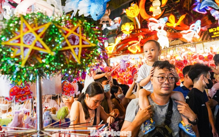 Nhiều gia đình có con nhỏ tranh thủ dịp cuối tuần đưa con lên phố dạo chơi.