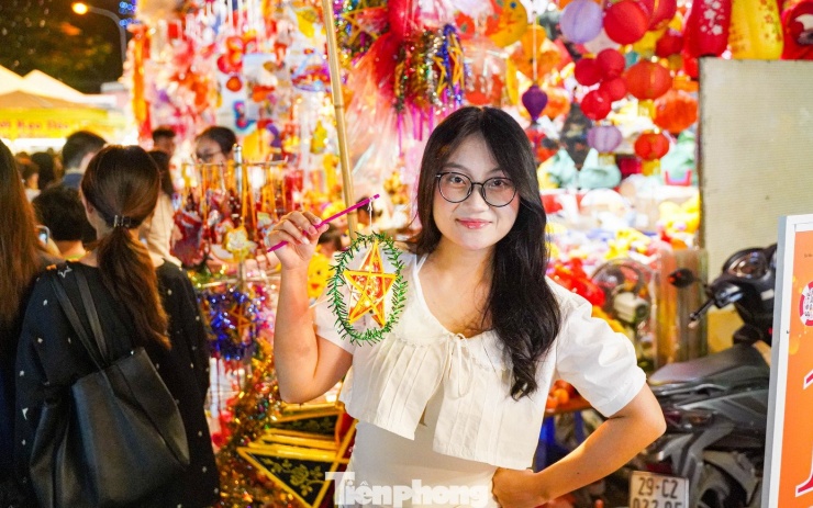 Bạn Mai Anh (Thanh Xuân, Hà Nội) chia sẻ, dù biết hôm nay rất đông, cô vẫn quyết tâm lên phố Hàng Mã check-in.