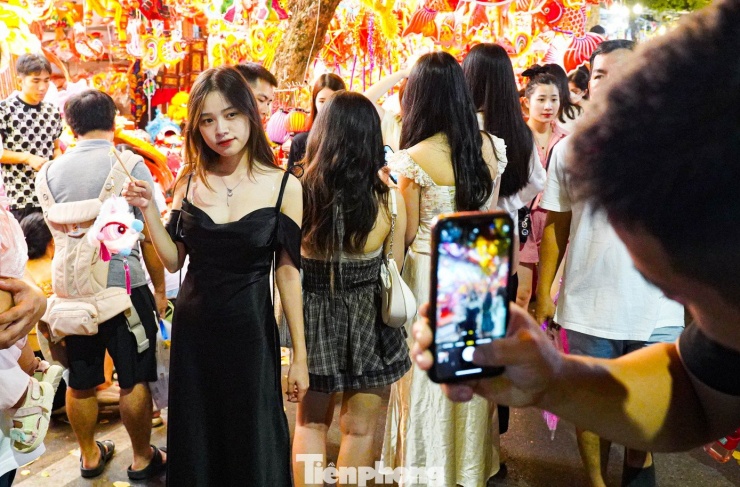 Các bạn trẻ liên tục check-in bên các gian hàng đèn và đồ chơi Trung thu rực rỡ sắc màu.