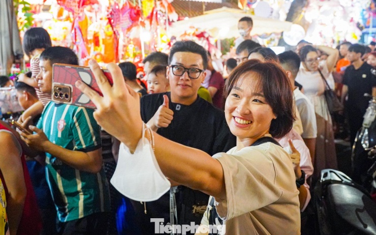 Các cặp đôi thảnh thơi tận hưởng không khí đêm hội Trăng rằm..