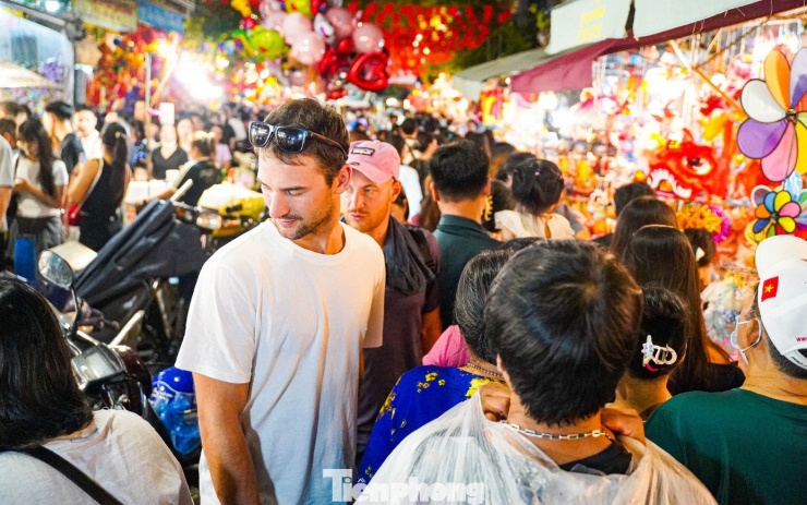 Du khách nước ngoài cũng hòa mình vào không khí nhộn nhịp, chen chúc dịp Trung thu.