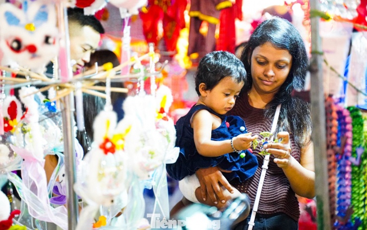 Biển người đổ về phố cổ Hà Nội vui tết Trung thu - 15