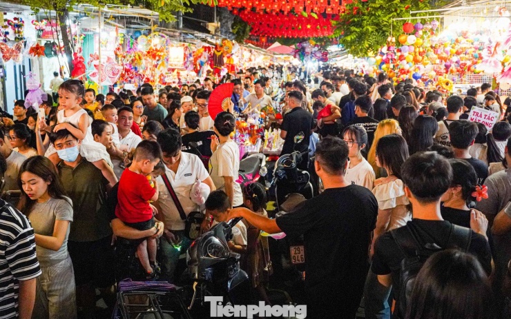 Ngã tư Hàng Mã - Hàng Lược kín người lúc 21h30.