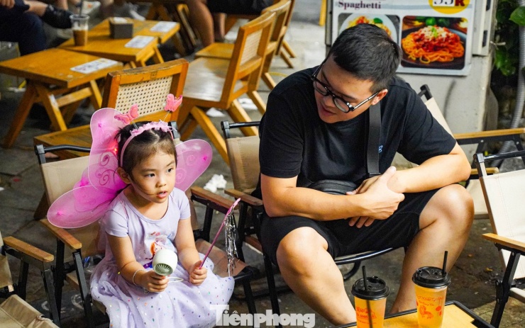 Biển người đổ về phố cổ Hà Nội vui tết Trung thu 1759623262 tp tienphong 9 width1390height869