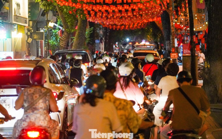 Phố Lý Nam Đế hướng về Trần Phú tắc cứng lúc 22h15.