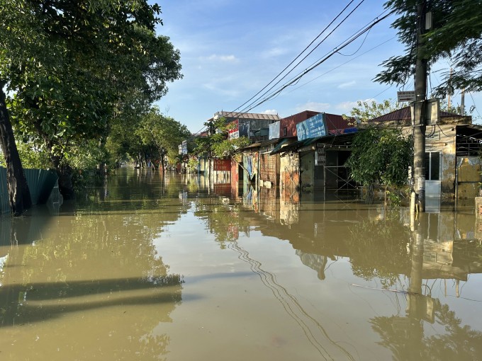 17h chiều 4/10, nhiều tuyến ngõ ở làng Miêu Nha (phường Xuân Phương, Nam Từ Liêm) vẫn ngập sâu.