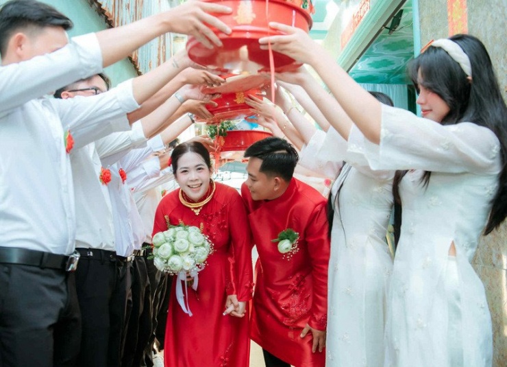 Cặp đôi dựng rạp, thuê MC chung trong ngày cưới