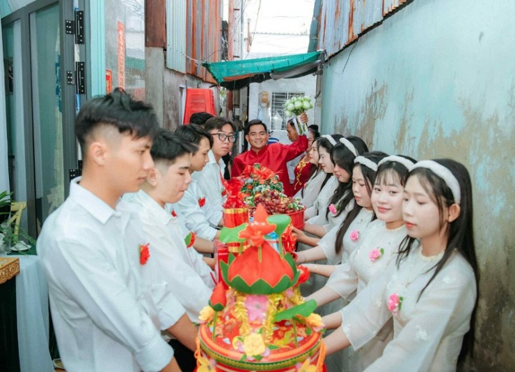 Chú rể và đoàn bê tráp trong ngày cưới. Cửa nhà gái phía bên trái, bên phải là tường nhà trai 