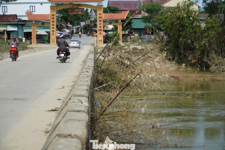 1759711669-tp-em-6u-width1390height928 Lũ rút, nhưng khu vực cầu tràn Phố Giang có nhiều cây cối bị cuốn về, mắc kẹt lại chân cầu.