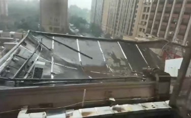 Đám cưới đang diễn ra thì mái nhà đổ sập, nhiều quan khách ngay lập tức nhập viện- Ảnh 1.